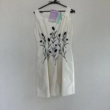 Merve facette 블랙 장미 입체 자수 슬리브리스 드레스