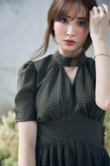 그녀의 입술과 줄무늬 미디 드레스