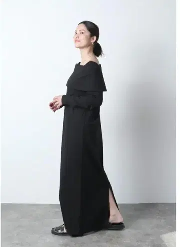 meri 오프 숄더 컷 원피스