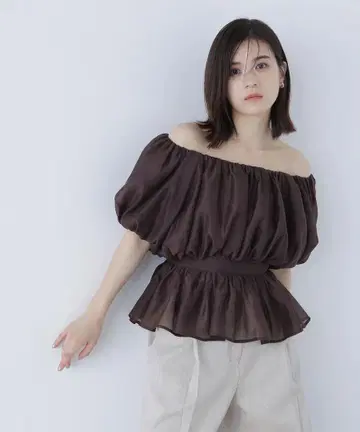NATURAL BEAUTY BASIC 시어 개더 페플럼 블라우스