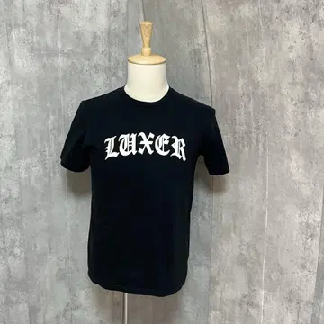 LUXE/R 러그주 이소재 와펜 로고 반팔 티셔츠 유니섹스