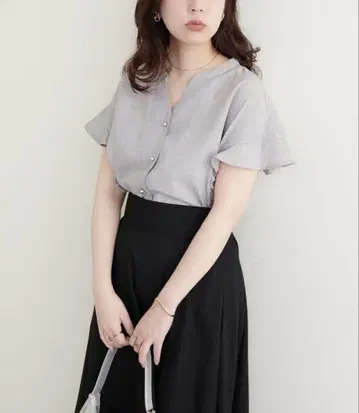 내추럴 꾸뛰르 린넨 합성섬유 프릴 소매 블라우스