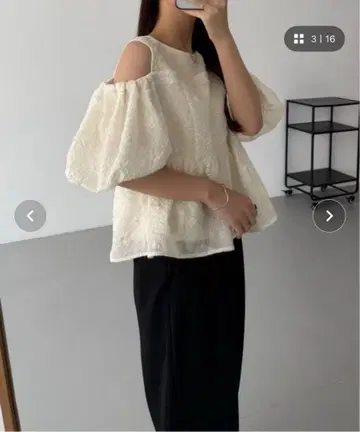 아이보리 오프숄더 퍼프 슬리브 상의