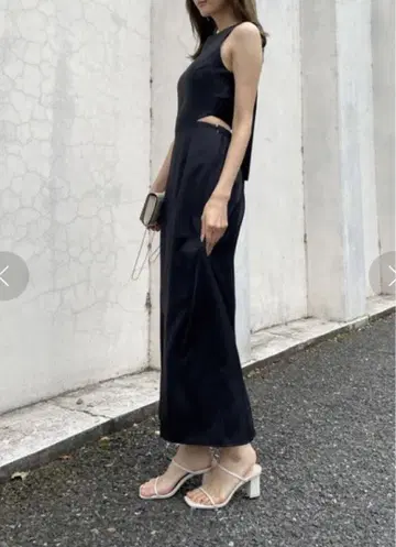 스나이델 백 디자인 I 라인 원피스 블랙 린넨