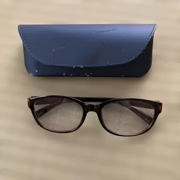 오벌 프레임 안경 케이스 포함