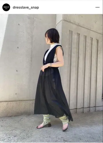 DRESSLAVE 슬리브리스 V넥 무릎 기장 원피스