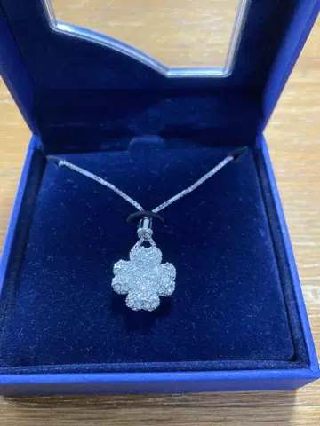 스와로브스키 꽃 모티브 목걸이