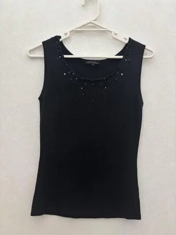23구 비즈 장식 블랙 슬리브리스 탑