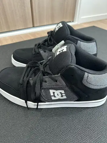 미사용 DC SHOES 하이컷 스니커즈 블랙 29cm
