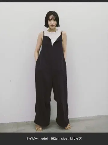 네이비 스트랩이 달린 오버롤 M 사이즈