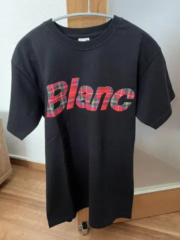 AKM 블랙 티셔츠 Blanc