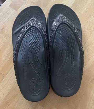 크록스 블랙 글리터 비치 샌들