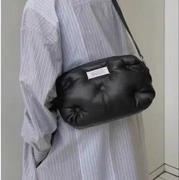 쿠션성이 있는 블랙 메신저 백 자택 보관