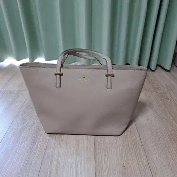 베이지 토트백 금장 장식