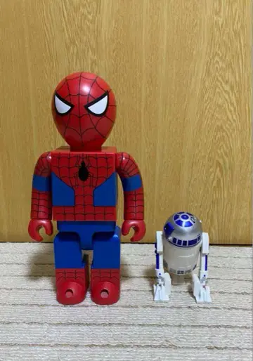 큐브릭 SPIDER-MAN과 스타 워즈 R2-D2 입상 2개 세트