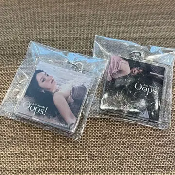 Oops! 스즈키 아이리 재킷 사진풍 아크릴 키링