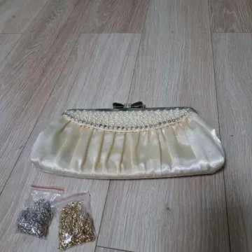 아이보리 프릴 클러치백