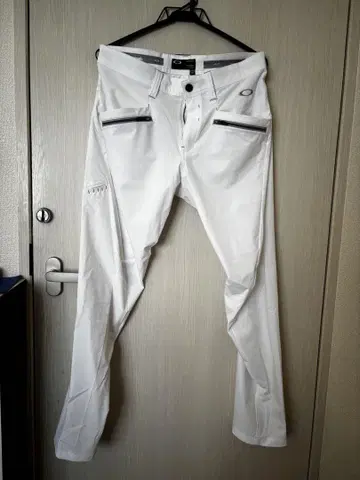 오클리 화이트 골프 팬츠 포켓 부착