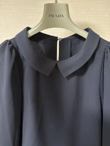 리아라바이 PG 네이비 카라 부착 블라우스