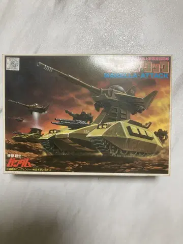 초대 건담 프라모델입니다. 1/144 스케일의 마제라 어택입니다.