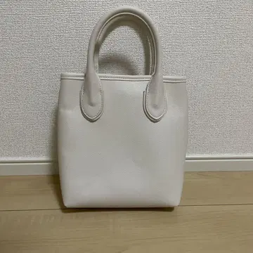 화이트 토트백 내부 포켓 부착