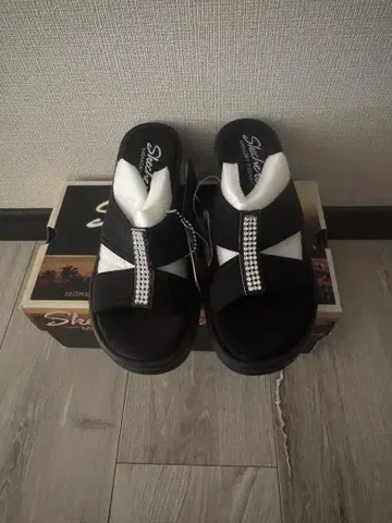 새상품 스케쳐스 샌들 여성용 블랙 통굽