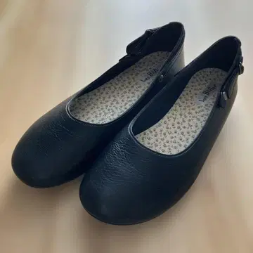 블랙 플랫 슈즈 스트랩 포함