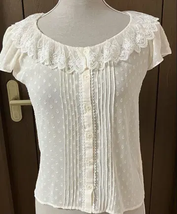 에미큐 로즈 레이스 블라우스