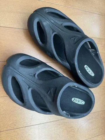 KEEN 블랙 샌들