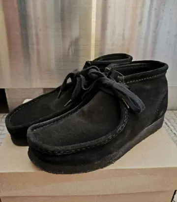 Clarks 왈라비 하이컷 블랙 스웨이드