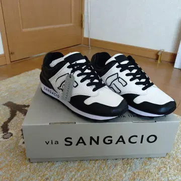 SANGACIO 스니커즈 블랙/화이트 새상품 당첨 상품 24.5cm