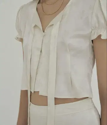 지연된 플레어 자카드 크롭 블라우스