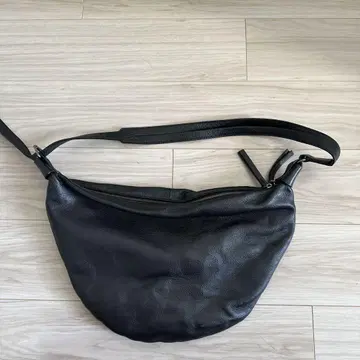 블랙 가죽 숄더백