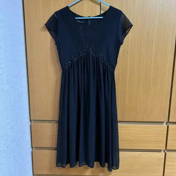 IENA 비즈 장식 V 넥 블랙 드레스