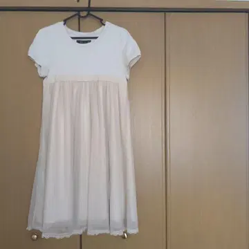 베이지 반팔 무릎 기장 플레어 원피스