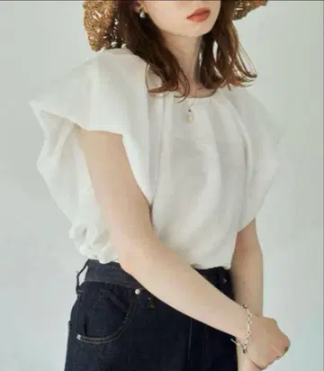 hinari 화이트 프릴 슬리브 탑