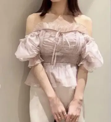snidel 스나이델 개더 프릴 오프숄더 블라우스