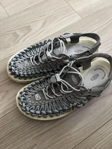 KEEN 샌들 23.5cm