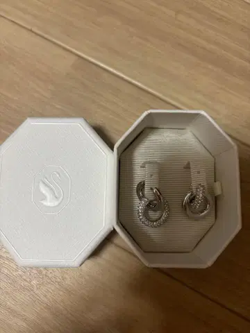 SWAROVSKI 스와로브스키 Dextera 후프 귀걸이
