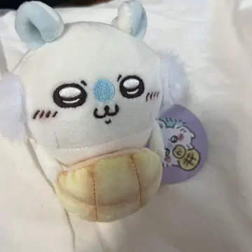 치이카와 데스크탑에서 지켜보는 걸이형 봉제 인형 멜론 빵을 든 모몽가