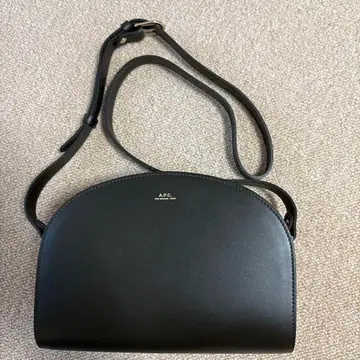 아페쎄 하프문 가방