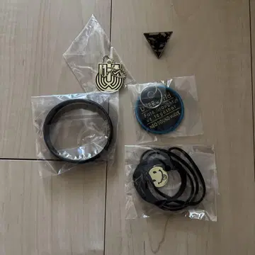UVERworld 팬클럽 한정판 굿즈 키링, 목걸이 등