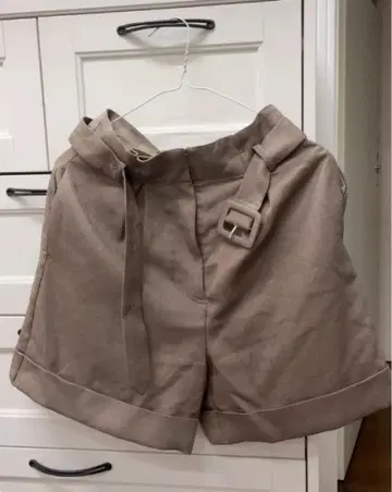 베이지 사이드 벨트 숏 팬츠