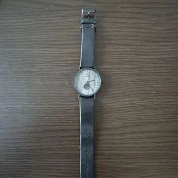 KREUZ 블랙 가죽 손목시계