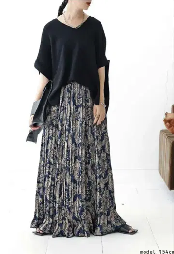 antique 네이비와 베이지의 플리츠 롱 스커트