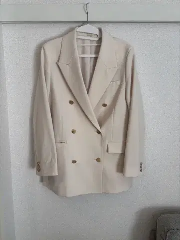 미라 오웬 금장 버튼 더블 브레스트 롱 블레이저