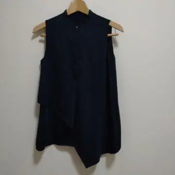 DES PRES 네이비 슬리브리스 비대칭 블라우스