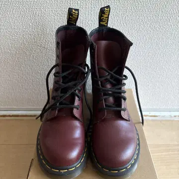 Dr. Martens 8홀 부츠 체리 레드 SMOOTH 23cm