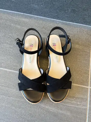 블랙 크로스 스트랩 샌들