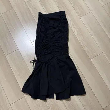 블랙 플레어 헴 타이트 스커트